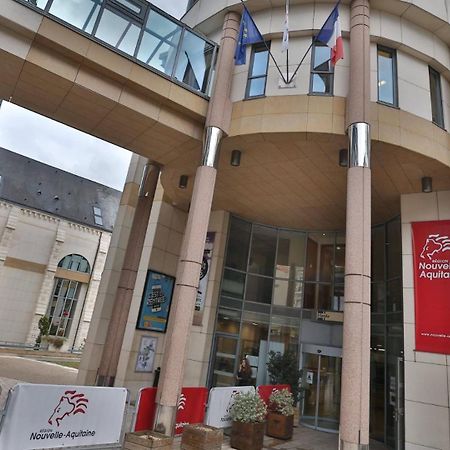 Comedy: Heart Of Town Facing The Na Region Poitiers Kültér fotó