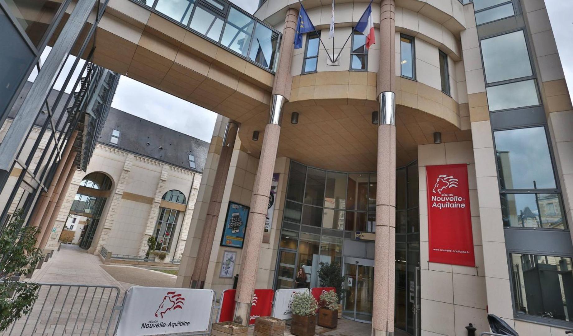 Comedy: Heart Of Town Facing The Na Region Poitiers Kültér fotó
